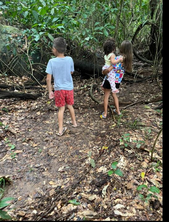 Crianças desde cedo tendo contato com a floresta! Comunidade Morro Grande, a caminho da roça!
